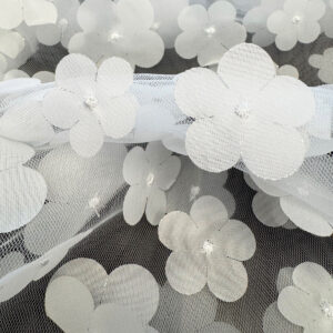 Lilledega tüll valge